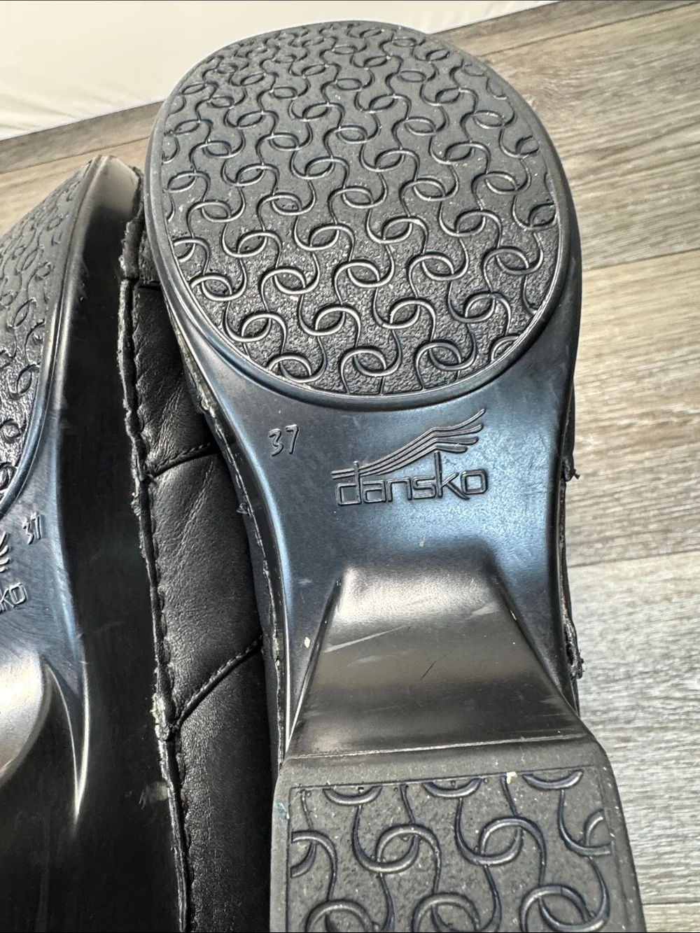Dansko Black Slip-On Leather clogs woman’s SZ 37 (h25)
